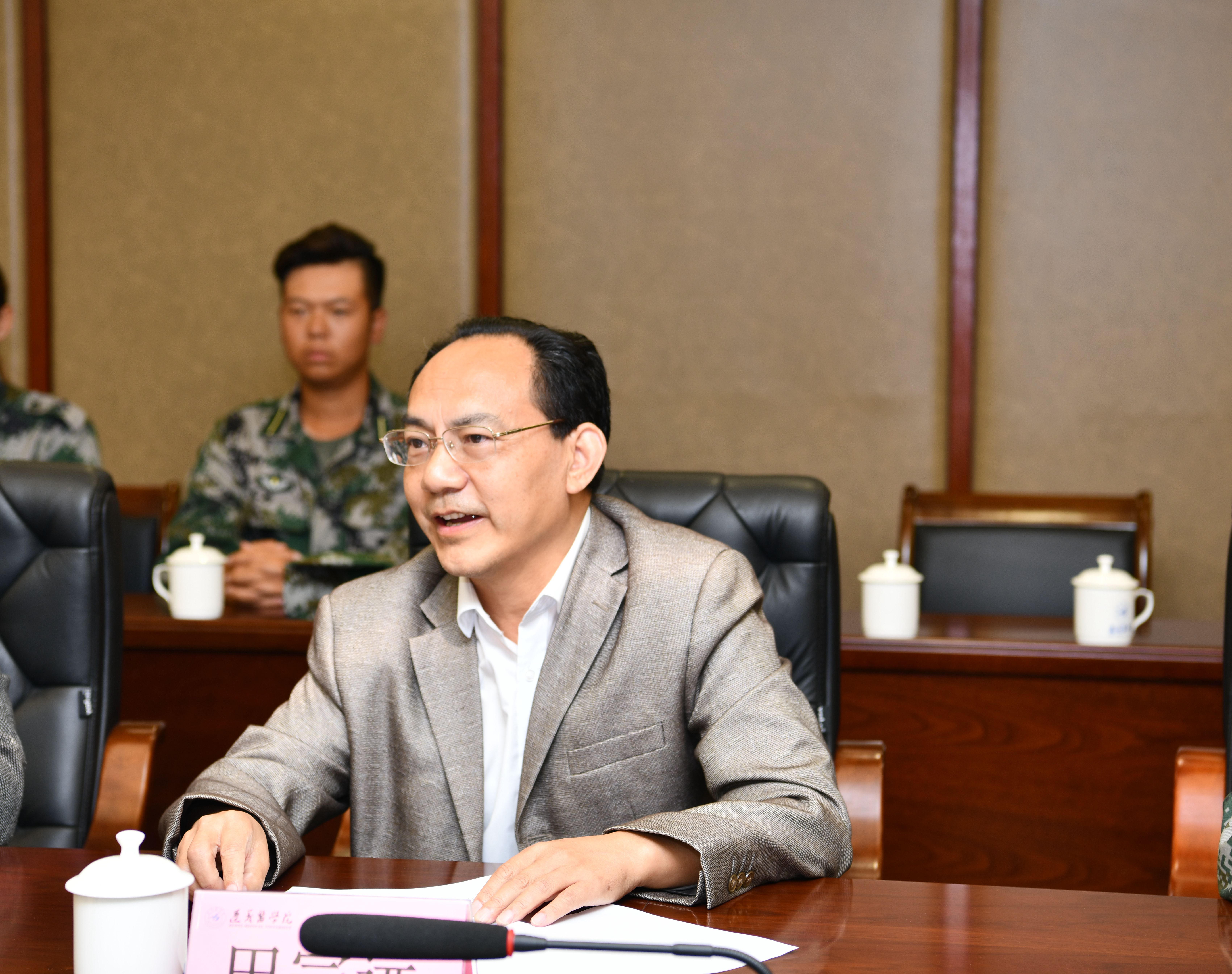 遵义市委常委,军分区政委文木海一行莅临我校考察学生